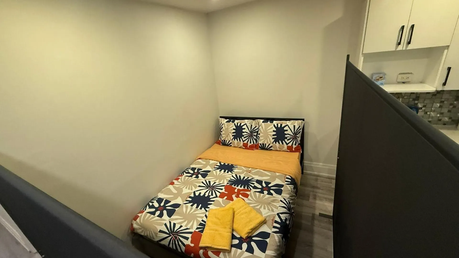 Private Balcony Studio Apartment For 5 People At Queen Street Downtown Toronto