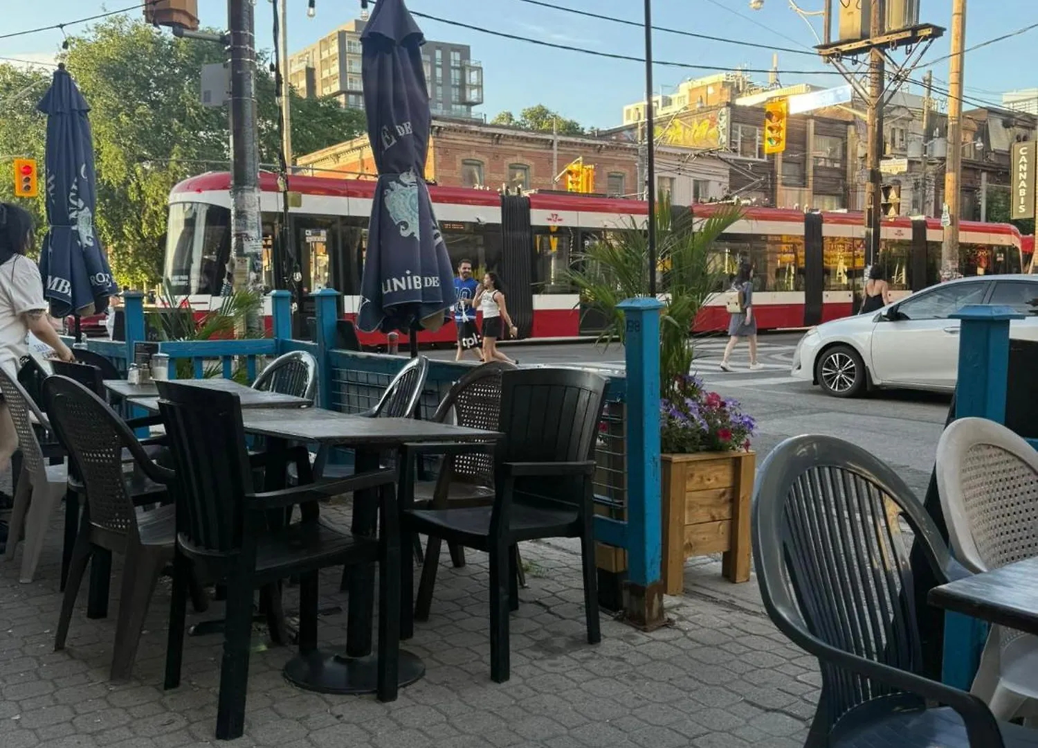 Private Balcony Studio Apartment For 5 People At Queen Street Downtown Toronto